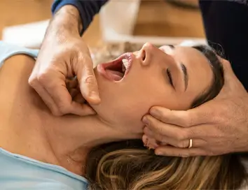 Malý kĺb, ktorý vie narobiť veľké problémy: temporomandibulárne skĺbenie