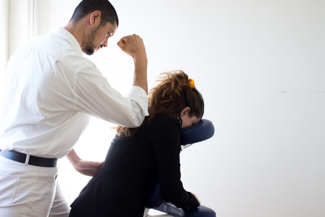 Shiatsu masáž v sede Shiatsu masáž v sede